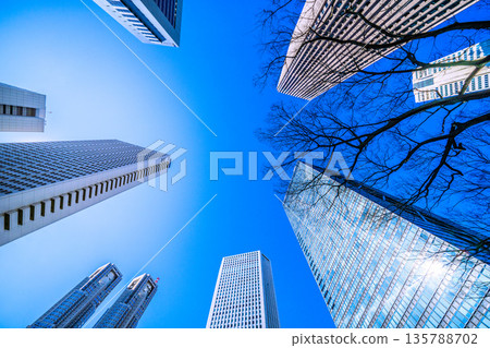 日本東京城市景觀：日本經濟的低迷…新宿商業區一覽。追尋輝煌 = 2026年1月25日 135788702