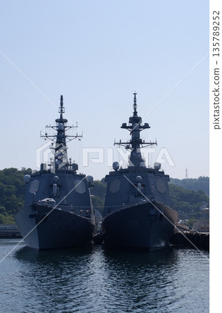 驅逐艦霧島號和摩耶號停泊在橫須賀基地。 驅逐艦霧島號和摩耶號停泊在橫須賀基地。 135789252