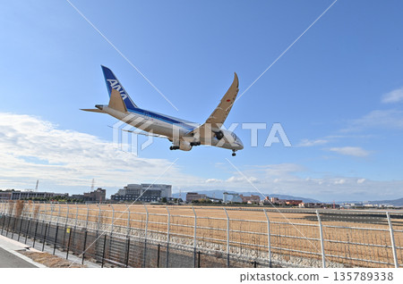 [Toyonaka, Osaka] Planes taking off and landing at Itami Airport. They're so cool, and I get excited every time I see them. 135789338