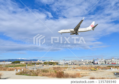 [Toyonaka, Osaka] Planes taking off and landing at Itami Airport. They're so cool, and I get excited every time I see them. 135789340