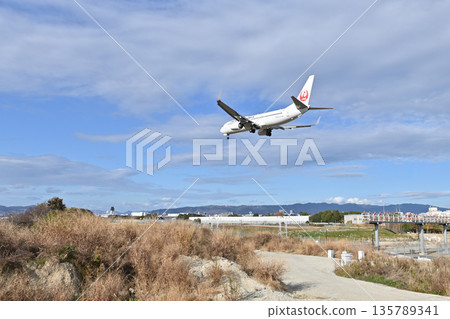 [Toyonaka, Osaka] Planes taking off and landing at Itami Airport. They're so cool, and I get excited every time I see them. 135789341