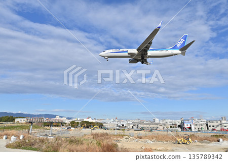 [Toyonaka, Osaka] Planes taking off and landing at Itami Airport. They're so cool, and I get excited every time I see them. 135789342
