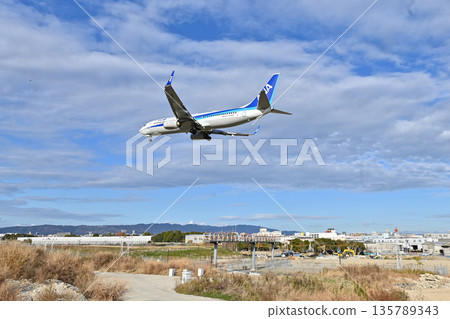 [Toyonaka, Osaka] Planes taking off and landing at Itami Airport. They're so cool, and I get excited every time I see them. 135789343