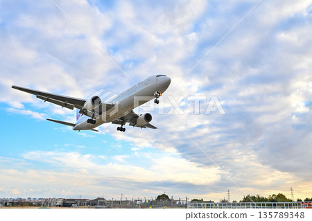 [Toyonaka, Osaka] Planes taking off and landing at Itami Airport. They're so cool, and I get excited every time I see them. 135789348