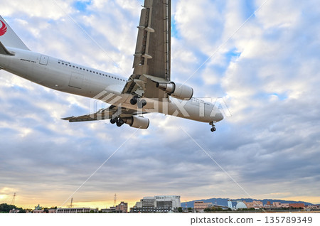 [Toyonaka, Osaka] Planes taking off and landing at Itami Airport. They're so cool, and I get excited every time I see them. 135789349
