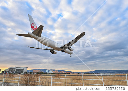 [Toyonaka, Osaka] Planes taking off and landing at Itami Airport. They're so cool, and I get excited every time I see them. 135789350