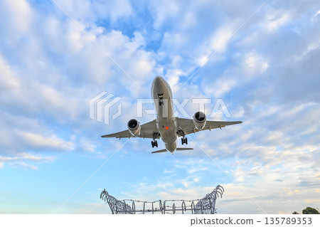 [Toyonaka, Osaka] Planes taking off and landing at Itami Airport. They're so cool, and I get excited every time I see them. 135789353