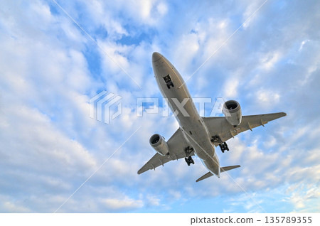 [Toyonaka, Osaka] Planes taking off and landing at Itami Airport. They're so cool, and I get excited every time I see them. 135789355