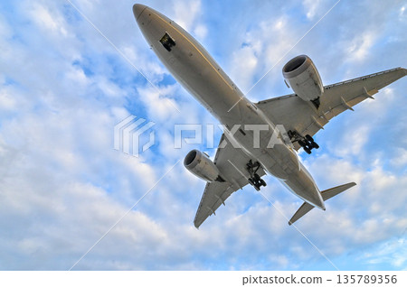 [Toyonaka, Osaka] Planes taking off and landing at Itami Airport. They're so cool, and I get excited every time I see them. 135789356