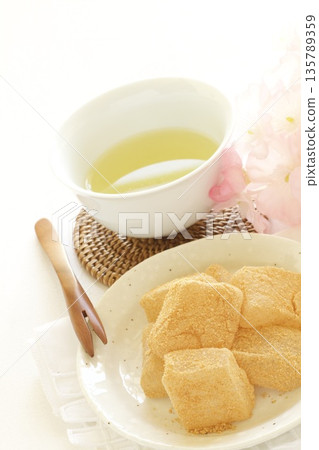 黃豆粉麻糬和綠茶 135789359