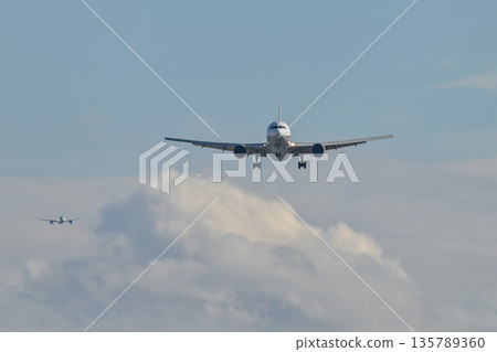 [Toyonaka, Osaka] Planes taking off and landing at Itami Airport. They're so cool, and I get excited every time I see them. 135789360