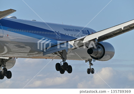 [Toyonaka, Osaka] Planes taking off and landing at Itami Airport. They're so cool, and I get excited every time I see them. 135789369