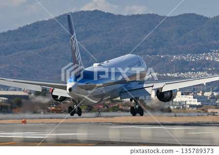 [Toyonaka, Osaka] Planes taking off and landing at Itami Airport. They're so cool, and I get excited every time I see them. 135789373