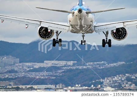 [Toyonaka, Osaka] Planes taking off and landing at Itami Airport. They're so cool, and I get excited every time I see them. 135789374