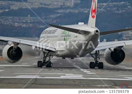 [Toyonaka, Osaka] Planes taking off and landing at Itami Airport. They're so cool, and I get excited every time I see them. 135789379