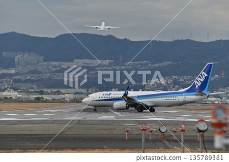 [Toyonaka, Osaka] Planes taking off and landing at Itami Airport. They're so cool, and I get excited every time I see them. 135789381