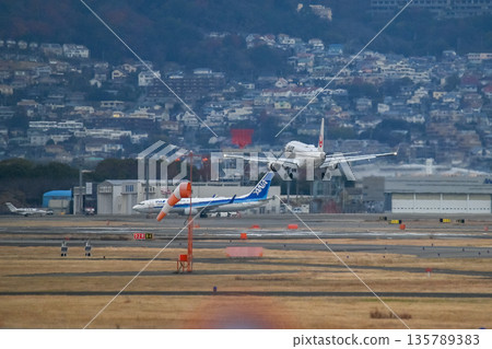 【大阪府豐中市】伊丹機場的飛機起降。它們太酷了,每次看到我都興奮不已。 【大阪府豐中市】伊丹機場的飛機起降。它們太酷了,每次看到我都興奮不已。 135789383