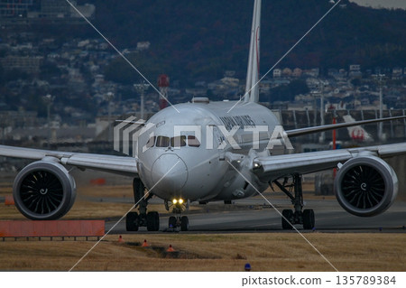 [Toyonaka, Osaka] Planes taking off and landing at Itami Airport. They're so cool, and I get excited every time I see them. 135789384