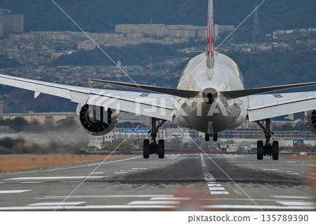 [Toyonaka, Osaka] Planes taking off and landing at Itami Airport. They're so cool, and I get excited every time I see them. 135789390