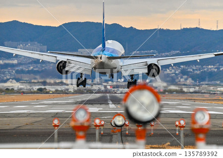 [Toyonaka, Osaka] Planes taking off and landing at Itami Airport. They're so cool, and I get excited every time I see them. 135789392