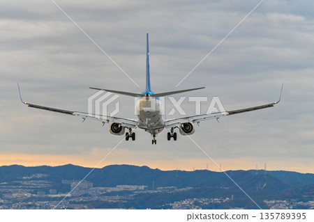 [Toyonaka, Osaka] Planes taking off and landing at Itami Airport. They're so cool, and I get excited every time I see them. 135789395