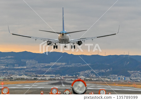 [Toyonaka, Osaka] Planes taking off and landing at Itami Airport. They're so cool, and I get excited every time I see them. 135789399