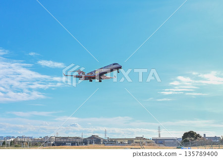 [Toyonaka, Osaka] Planes taking off and landing at Itami Airport. They're so cool, and I get excited every time I see them. 135789400