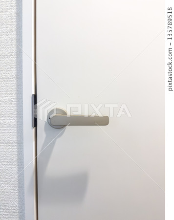 白色室內門，銀色拉桿把手 135789518