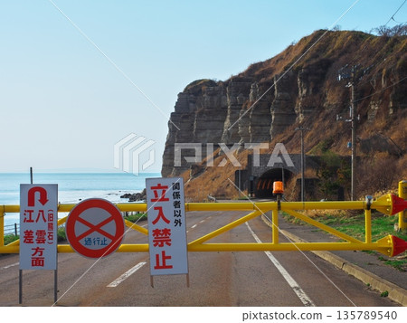 北海道奈良郡乙部町的春天:從立野岬停車場眺望被稱為「大峽谷」的懸崖 北海道奈良郡乙部町的春天:從立野岬停車場眺望被稱為「大峽谷」的懸崖 135789540