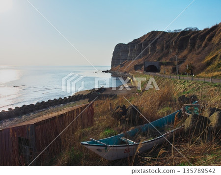 Spring in Otobe Town, Nara District, Hokkaido: View of the cliffs known as the Grand Canyon from the Tateno Misaki parking lot 135789542