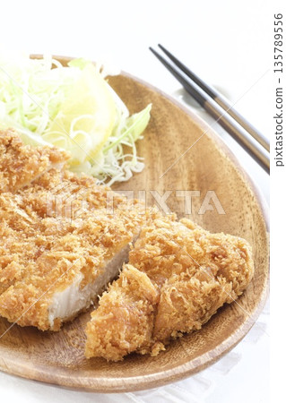炸豬排和捲心菜絲 炸豬排和捲心菜絲 135789556