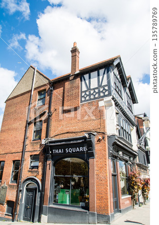 倫敦郊區溫莎，陽光燦爛，歷史悠久的紅磚建築群閃閃發光。 135789769