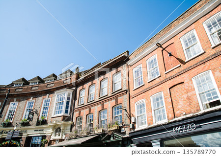 倫敦郊區溫莎，陽光燦爛，歷史悠久的紅磚建築群閃閃發光。 135789770