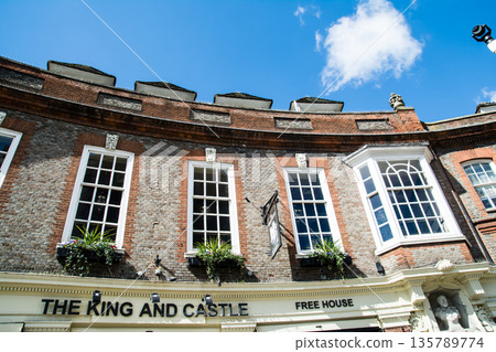 倫敦郊區溫莎，陽光燦爛，歷史悠久的紅磚建築群閃閃發光。 135789774