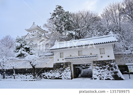 Snow-covered west gate and castle tower (Ogaki Castle) Snow-covered west gate and castle tower (Ogaki Castle) 135789975