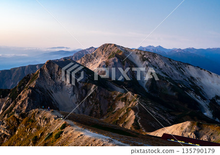 清晨從白馬山眺望白馬槍山和釋迦山(晨曦山)。從白馬山徒步穿越至北阿爾卑斯山脈的雪倉山。 清晨從白馬山眺望白馬槍山和釋迦山(晨曦山)。從白馬山徒步穿越至北阿爾卑斯山脈的雪倉山。 135790179