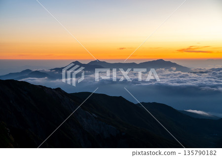 從白馬岳眺望久比喜三山(燒山、火內山、妙高山)的日落美景。從白馬岳到雪倉岳,穿越北阿爾卑斯山脈。 從白馬岳眺望久比喜三山(燒山、火內山、妙高山)的日落美景。從白馬岳到雪倉岳,穿越北阿爾卑斯山脈。 135790182