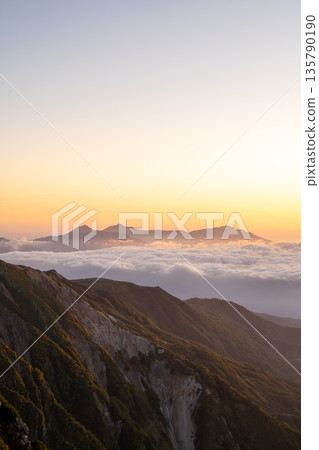 從白馬岳眺望久比喜三岳（燒山、火內山、妙高山）。從白馬岳穿越北阿爾卑斯山脈至雪倉岳。 135790190