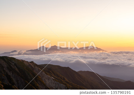 從白馬岳眺望久比喜三岳（燒山、火內山、妙高山）。從白馬岳穿越北阿爾卑斯山脈至雪倉岳。 135790191