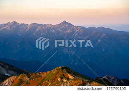 清晨從白馬岳眺望劍岳（晨曦山）。從白馬岳橫穿至北阿爾卑斯山脈的雪倉岳。 135790195
