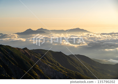 從白馬岳眺望久比喜三岳（燒山、火內山、妙高山）。從白馬岳穿越北阿爾卑斯山脈至雪倉岳。 135790202