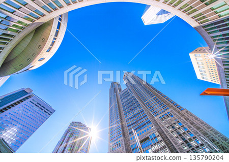 日本東京城市景觀：東京都廳大樓和摩天大樓的景色…新時代的希望之光…= 2026年1月25日 135790204