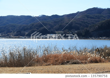 winter sunny day lake 135790758