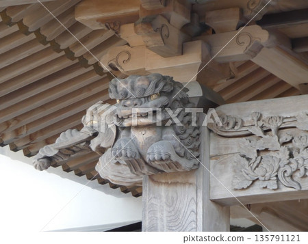 傳統寺廟和神社建築上裝飾著精美的木獅雕刻。這些歷史建築的細節之處，處處體現著「木板石」（木製門楣）的精巧設計和工匠們的精湛技藝。 135791121