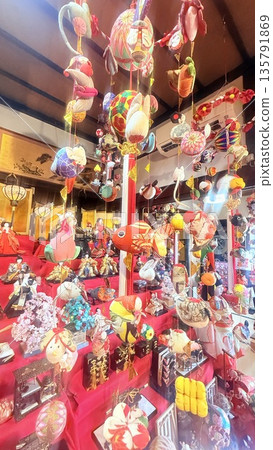 色彩鮮豔的懸掛裝飾品、仙獸和雛人偶 135791869