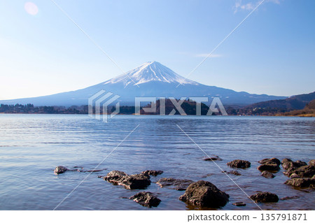 藍天白雲，富士山白雪皚皚。 135791871