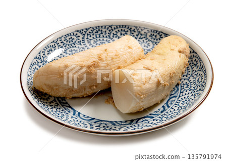 Uncolored pickled radish 135791974