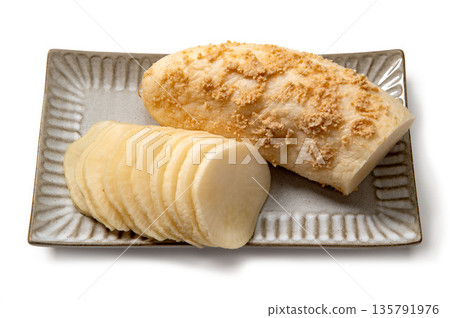 Uncolored pickled radish 135791976