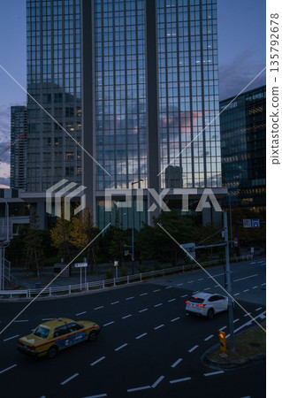 摩天大樓倒映著落日， 135792678