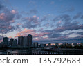 2020年黃昏時的豐洲公寓，從越中島看到的黃昏豐洲 135792683